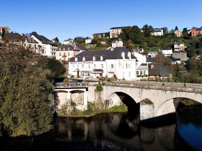 Logis Hotel Teyssier Uzerche Exteriör bild